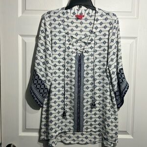 Sunny Leigh Women’s Tunic blouse. Blue/white. Size XL.